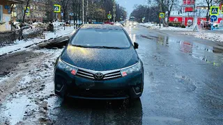 В Вологде на пешеходном переходе иномарка сбила молодую девушку