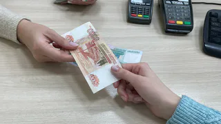Для всех, кто хранит дома купюры 5 000 рублей - важное изменение коснется всех россиян с 1 мая