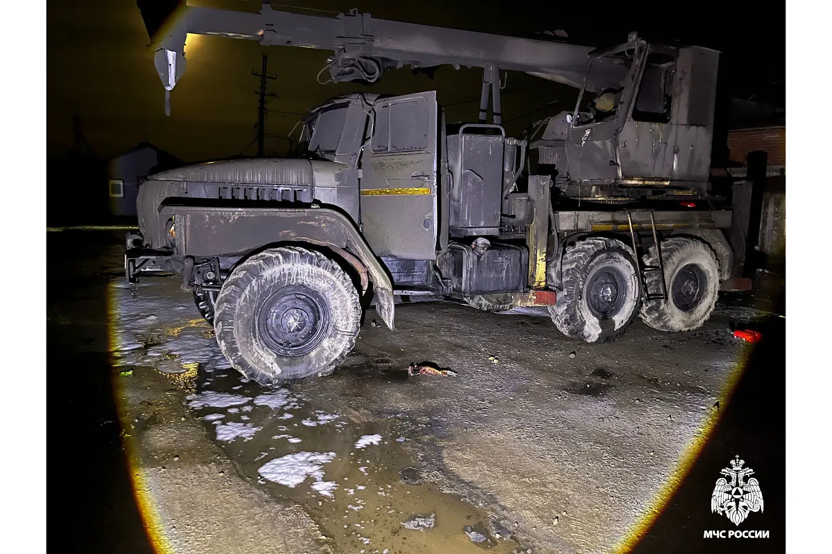 Загоревшиеся гаражи с двумя грузовиками тушили 19 пожарных в Вологодской области
