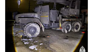 Загоревшиеся гаражи с двумя грузовиками тушили 19 пожарных в Вологодской области 