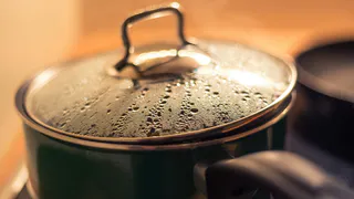 3 ложки на губку — и стеклянные крышки от кастрюль станут как новые: никакого липкого налета и жира
