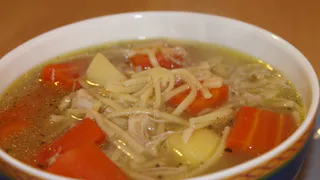 Стоит ли сливать «первую воду» при варке мяса: опытный шеф-повар поставил в споре точку