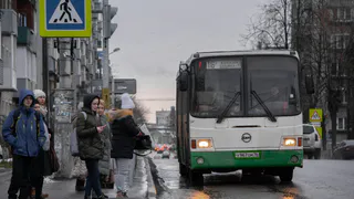 Суд высшей инстанции заключил: обязан ли водитель уступать дорогу автобусу, отъезжающему от остановки