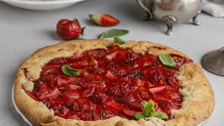 Готовим шарлотку с клубникой по бабушкиному рецепту: получается еще вкуснее классической