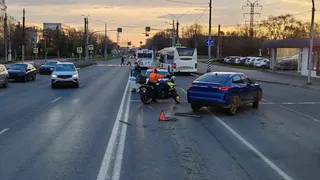 В Вологодской области автомобилистка развернулась через двойную сплошную и столкнулась с мотоциклом