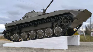В Вологодской области на постамент подняли боевую машину пехоты в память о воинах