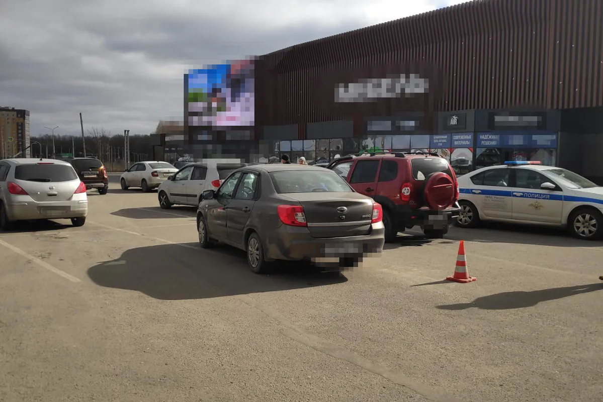 В Вологодской области иномарка сбила пешехода на парковке торгового центра