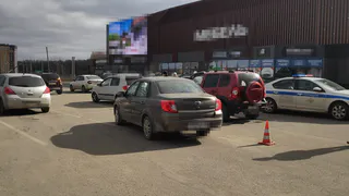 В Вологодской области иномарка сбила пешехода на парковке торгового центра