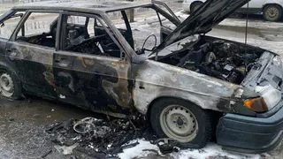 В Вологде водитель пытался потушить горящий автомобиль снегом