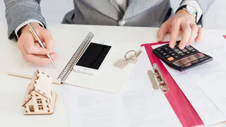 Вот как в 2026 году рассчитать налог с продажи квартиры: менее и более 3 и 5 лет в собственности