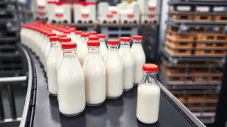 Словно вода с мелом: Росконтроль выявил марки молока, которые лучше не брать даже по акции
