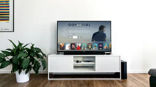 5 телевизоров с плавными экранами. От популярного Hisense до недооцененного Haier