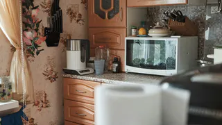 Разогреваю лимонный сок в микроволновке - и вот зачем: проверенная бытовая мудрость