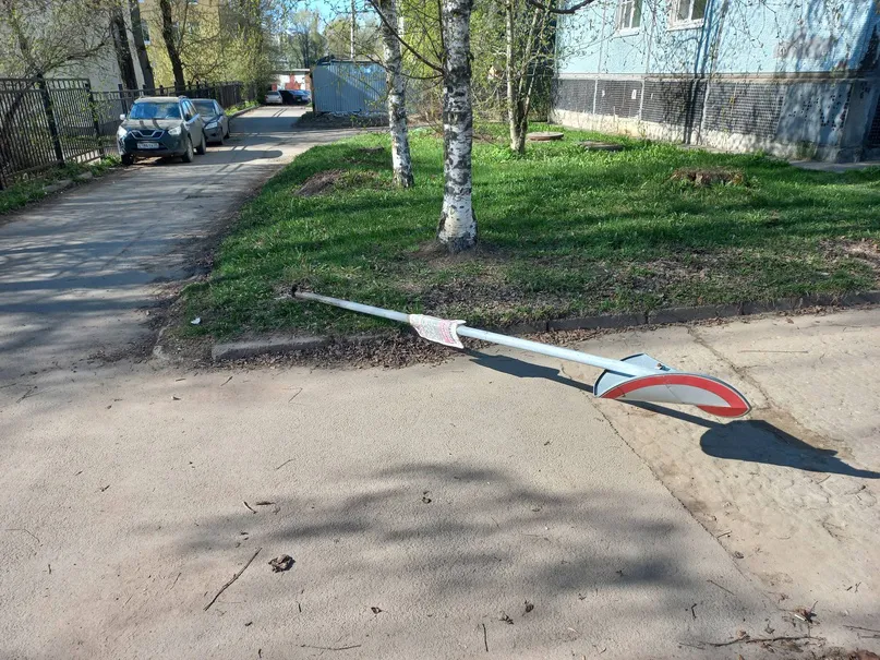 В Вологде пьяный вандал сломал светофор и два дорожных знака
