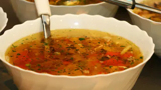 Нужно ли сливать первую воду при варке мяса