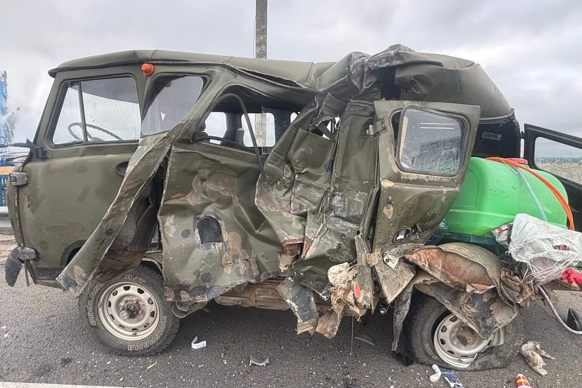 В Вологодской области грузовик смял две машины