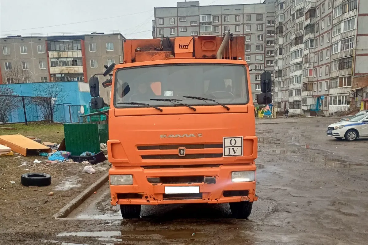В Вологодской области водитель мусоровоза сбил во дворе женщину