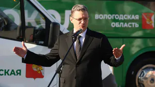Губернатор Вологодской области подарил спортсменам новый автобус для поездок на соревнования