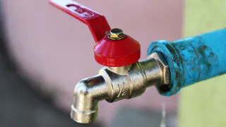 Забыл о промерзшем уличном водопроводе навсегда. 3 проверенных способа от сантехника с 12-летним стажем