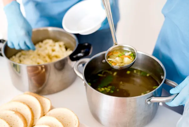 Этот суп можно готовить все лето: получается освежающе и вкуснее, чем окрошка — любят все