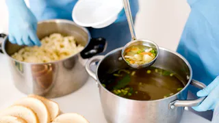 Этот суп можно готовить все лето: получается освежающе и вкуснее, чем окрошка — любят все