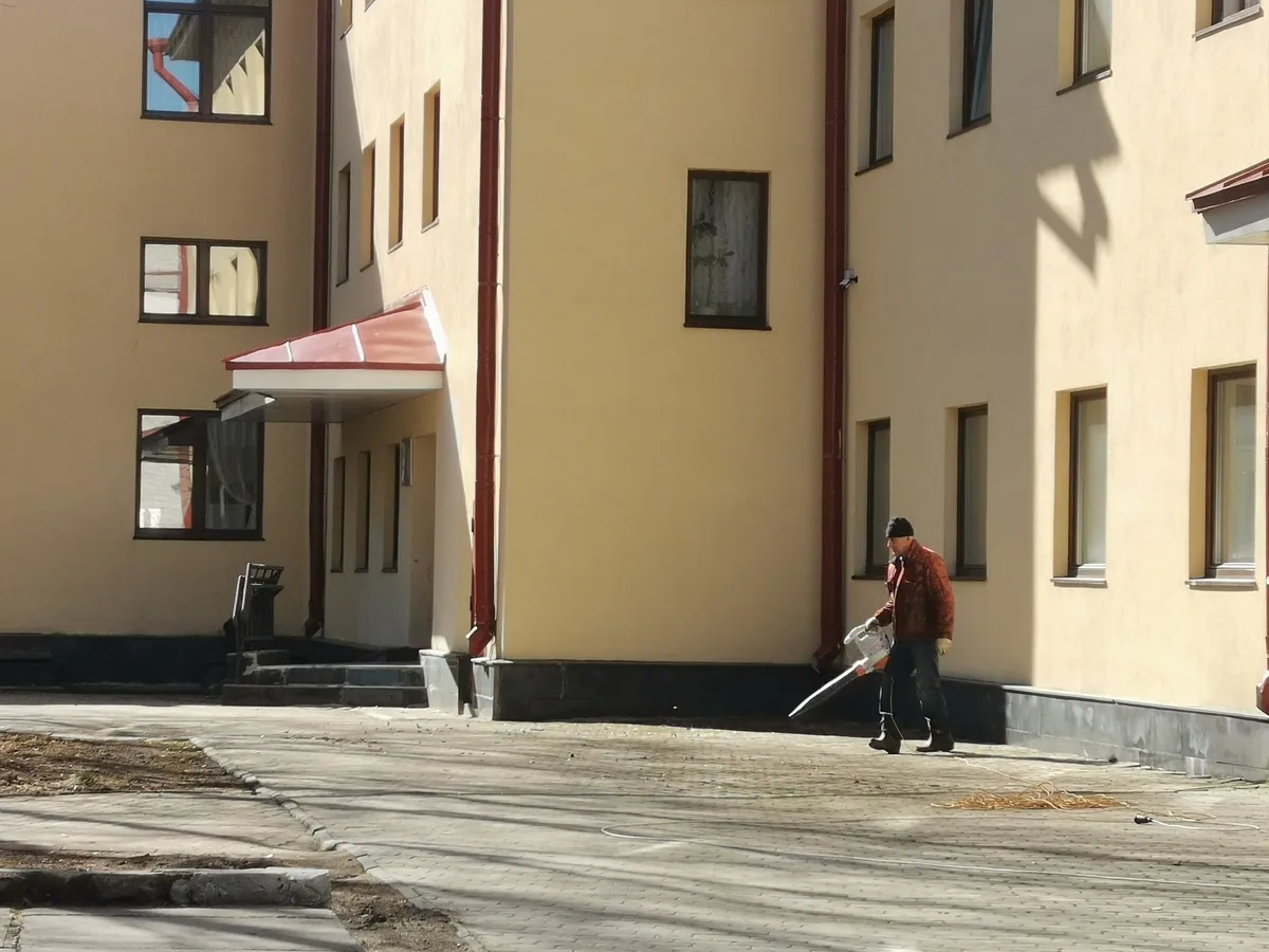 Коммунальщики Вологды перешли на круглосуточную уборку листвы