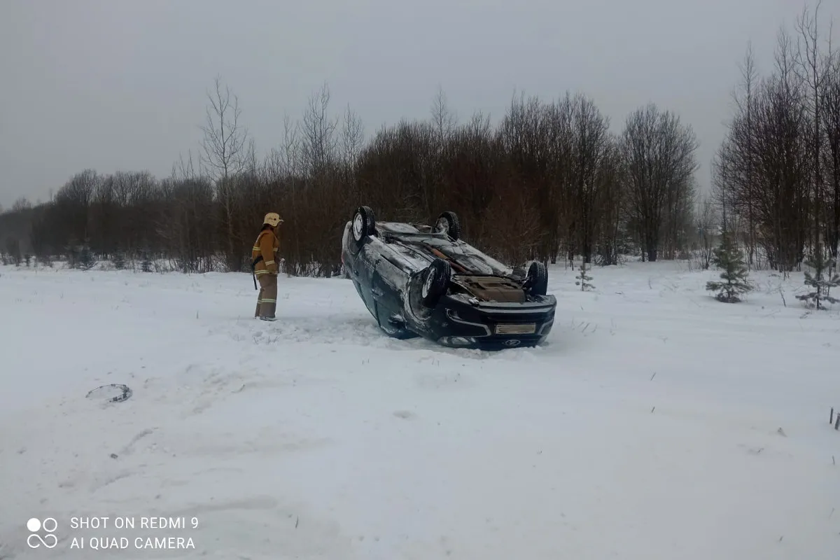 Снежный накат на трассе под Вологдой стал причиной переворота автомобиля вверх колесами