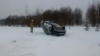 Снежный накат на трассе под Вологдой стал причиной переворота автомобиля вверх колесами 