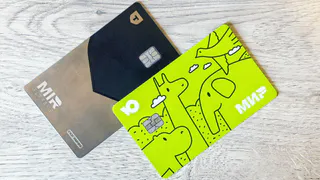 Банки блокируют карты россиян за переводы на свой счет: как не попасть в «черный список»?