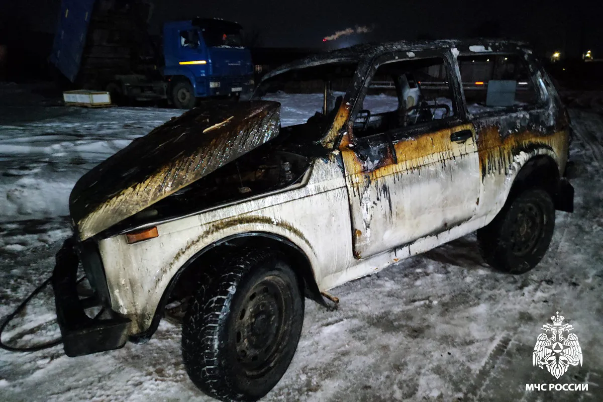 В Вологде во время ремонта на подъемнике сгорела «Нива»