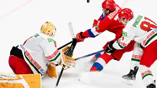 Сборная России уступила Белоруссии в товарищеском матче, но тренер отметил игру вологодских хоккеистов