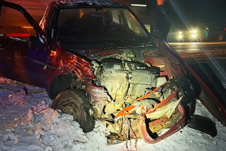 Водитель иномарки пострадал в лобовой аварии в Вологодской области