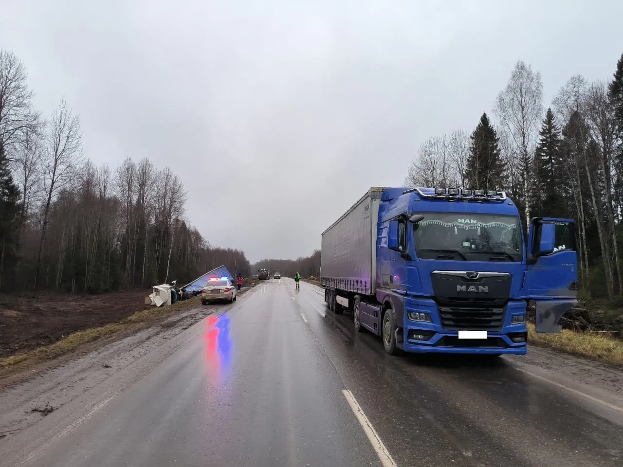 Два грузовика не разъехались на вологодской трассе