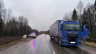 Два грузовика не разъехались на вологодской трассе