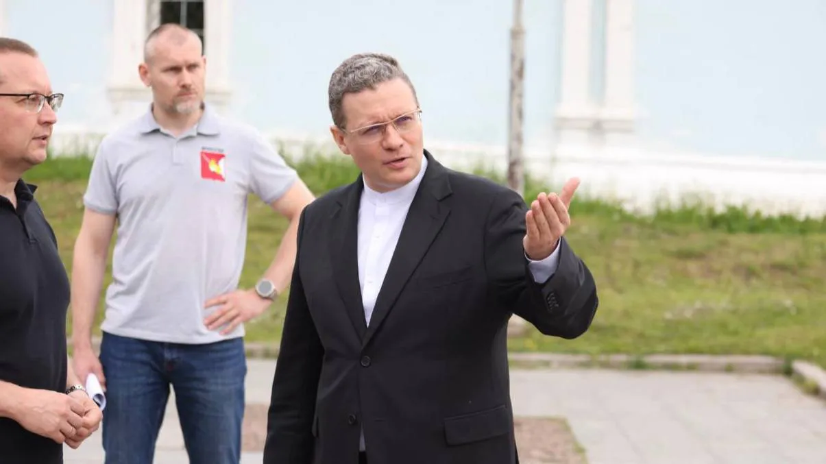 Георгий Филимонов проверил ход реновации Кремлевской площади Вологды