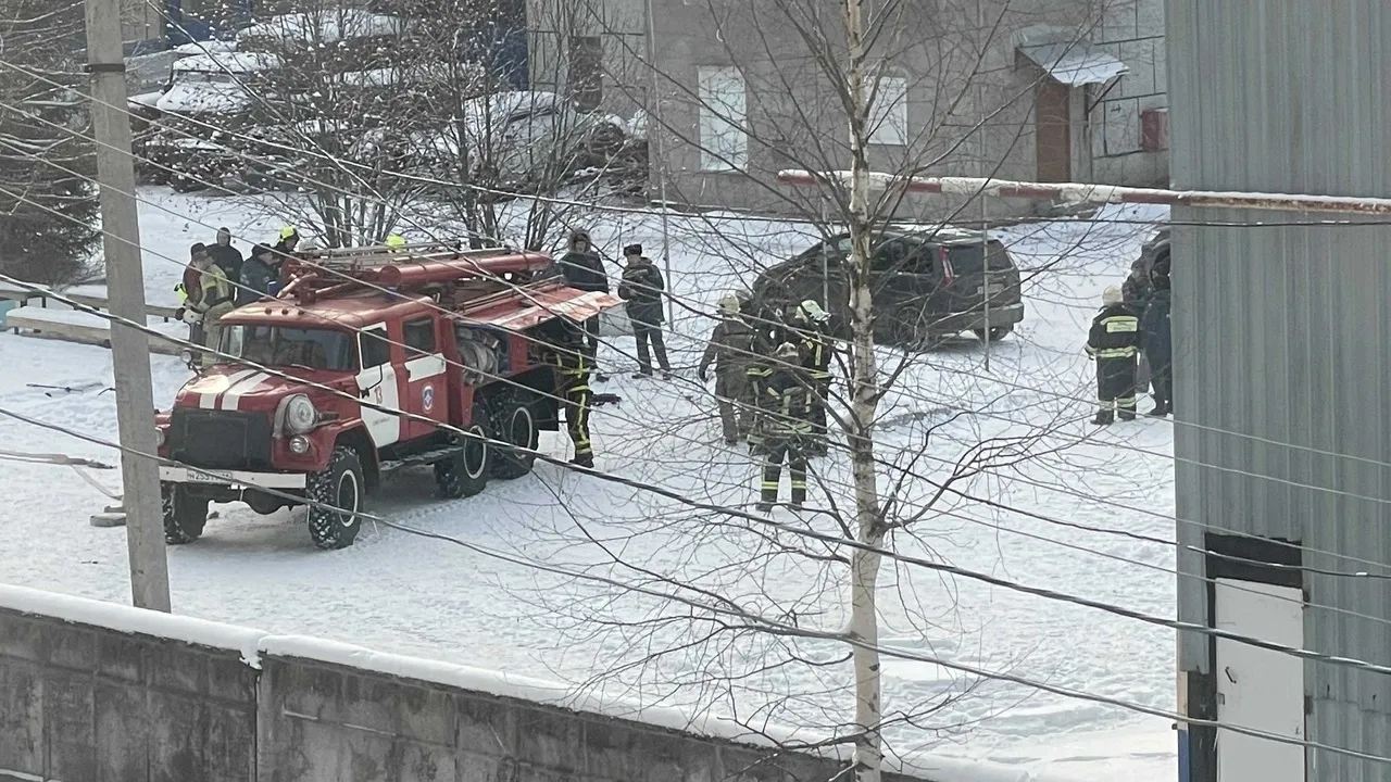 15 человек эвакуировались ночью из загоревшегося в Вологодской области дома