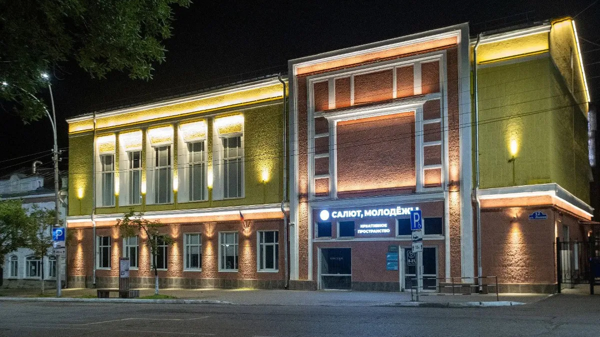 В Вологде включили архитектурную подсветку центра "Салют"