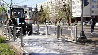 Новый этап благоустройства: в Вологодской области начали мыть улицы с шампунем