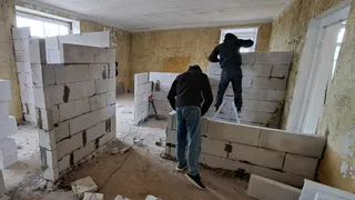 В бывшем детском доме под Вологдой обустраивают квартиры для погорельцев