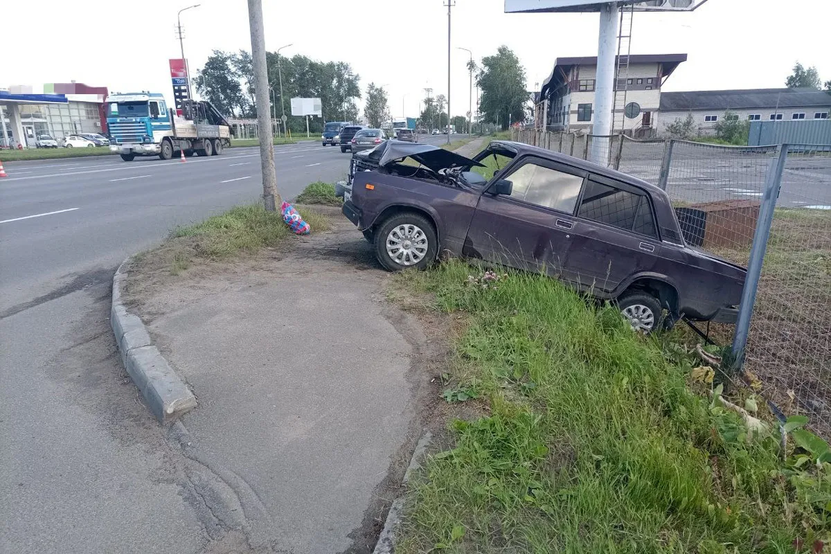На Вологодчины водитель легковушки врезался в столб, чтобы избежать столкновения с внедорожником