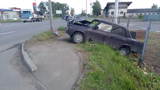 На Вологодчины водитель легковушки врезался в столб, чтобы избежать столкновения с внедорожником