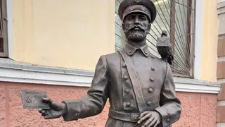 В Вологде установили бронзового почтальона из знаменитой песни