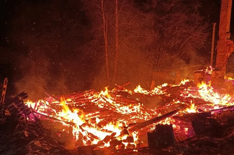 В Вологодской области полностью сгорел 100-летний деревянный дом