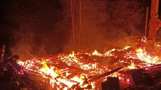 В Вологодской области полностью сгорел 100-летний деревянный дом