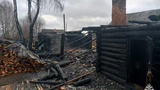 В Вологодской области пожарные не успели спасти машину в горящем гараже
