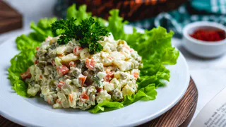Вкуснейшая замена салату "Оливье" - вкус такой, что аж за ушами трещит. Обязательно приготовлю на Новый год