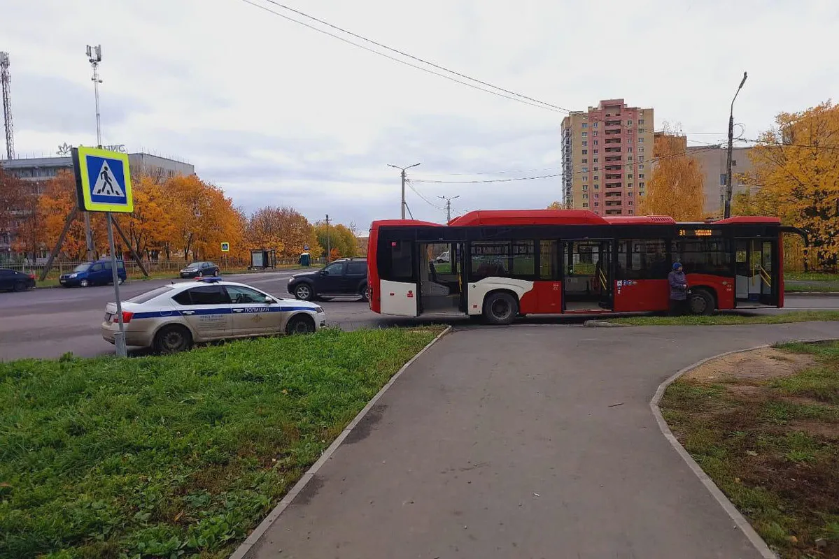 В Вологодской области автобус сбил на пешеходном переходе 13-летнюю девочку
