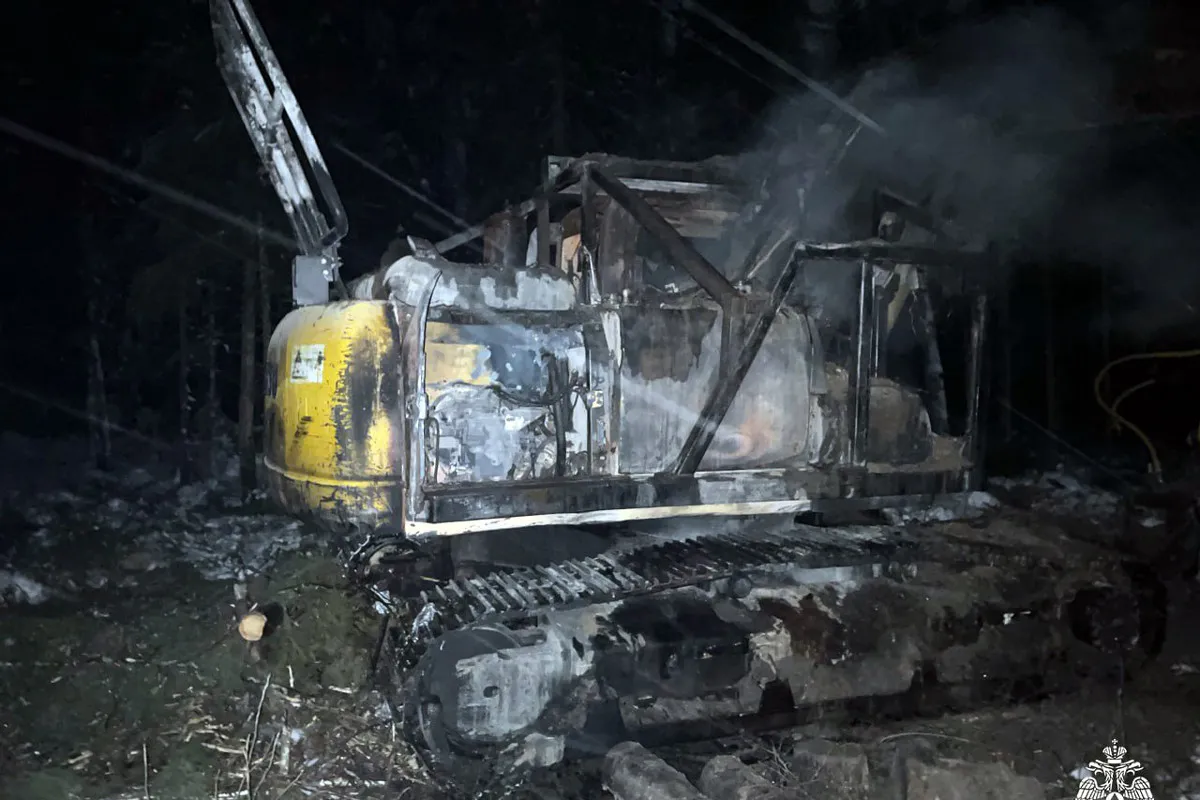 В Вологодской области сгорел экскаватор