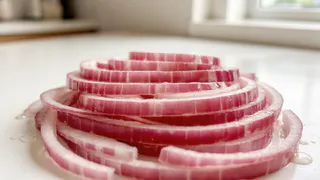 Как же нарезать лук тонкой соломкой (дощечка не понадобится) даже не проронив ни одной слезинки?
