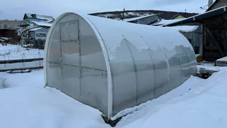 Ещё эффективнее золы и перегноя: бросьте одну щепотку на промёрзшие грядки — и самая твёрдая почва станет рыхлой, как тесто для пирога